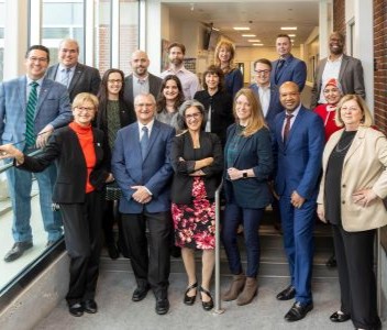 Les membres, le conseil d'administration inaugural et les partenaires de l'Équipe de santé familiale communautaire Montfort de l'Ouest d'Ottawa