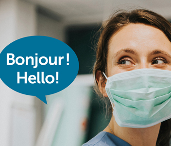 Une infirmière regarde une bulle de texte dans laquelle on peut voir les mots Bonjour! et Hello!