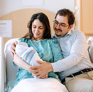 Couple avec bébé au centre familial de naissance