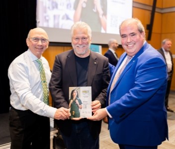 Gérald Savoie, Dr Bernard Leduc et Dominic Giroux 