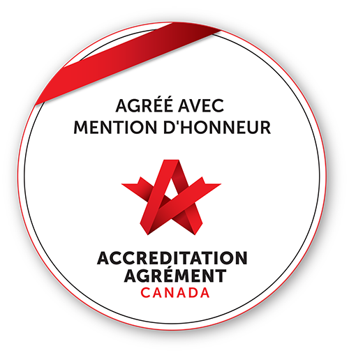 Logo d'accréditation avec mention d'honneur d'Agrément Canada