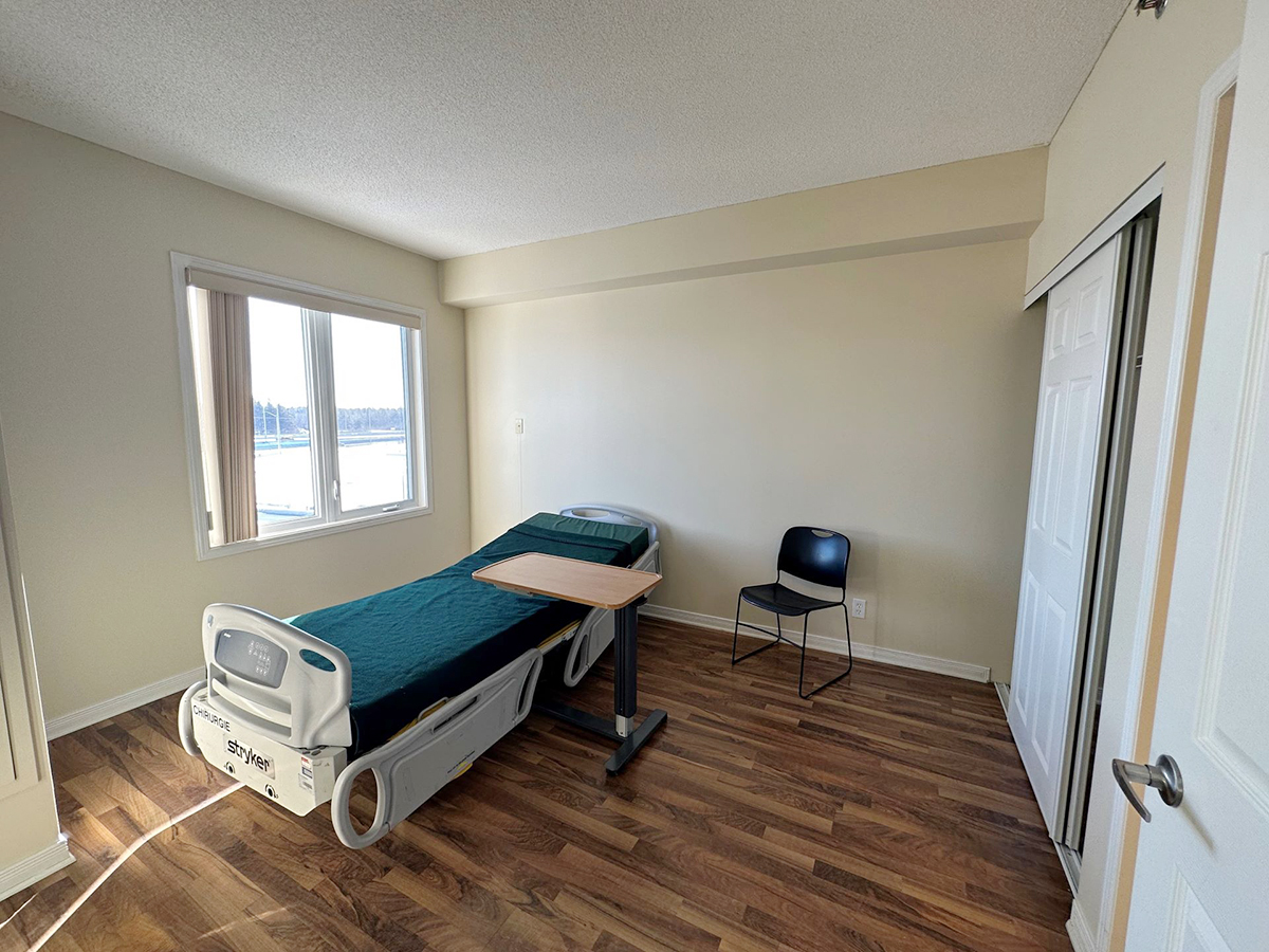 Vue d'une chambre avec un lit d'hôpital