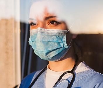 Infirmière portant un masque médical