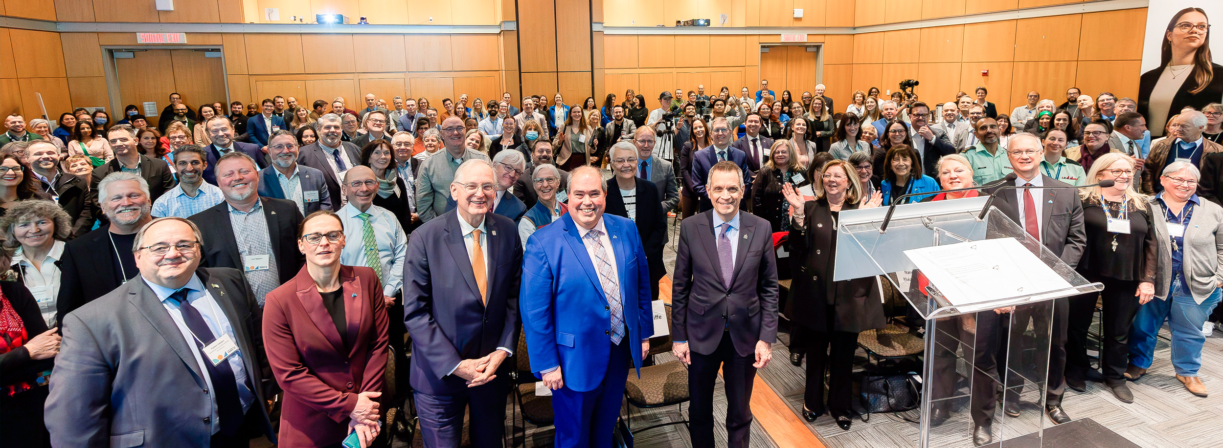 Foule debout à l'intérieur à l'intérieur d'un auditorium.