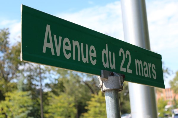 Plan rapproché du panneau indicateur de la rue du 22 mars