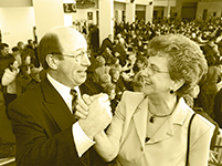 Gérald Savoie and Gisèle Lalonde shaking hands in gage of victory